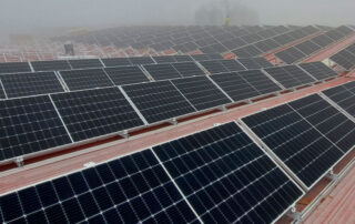 cubierta de nave con placas solares